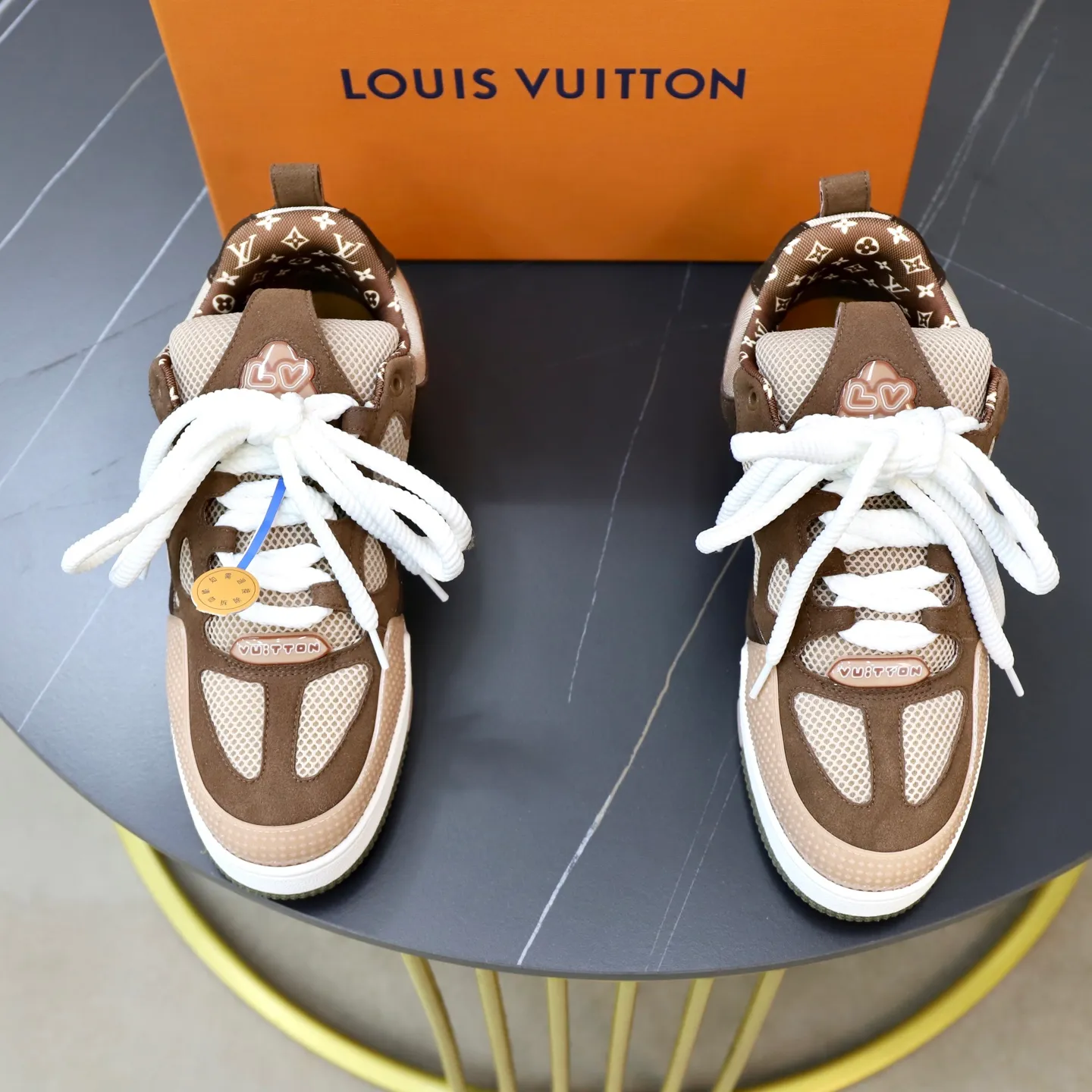 Ex-factory price: 860💰LV Couple👫Louis Vuitton TRAINER sneakers classic Louis Vuitton men's artistic director Virgil Abloh picked inspiration to create this LV Trainer sneaker. Yingze crystal inlays present a colorful effect. VS can be matched with two gorgeous effect colors. The LV letter logo badge on the tongue is gorgeous and noble. The LV letter is decorated on the side. The outsole is decorated with a Monogram flower pattern. It shows the trend of elegance and nobility! Men's and women's models: 35-46